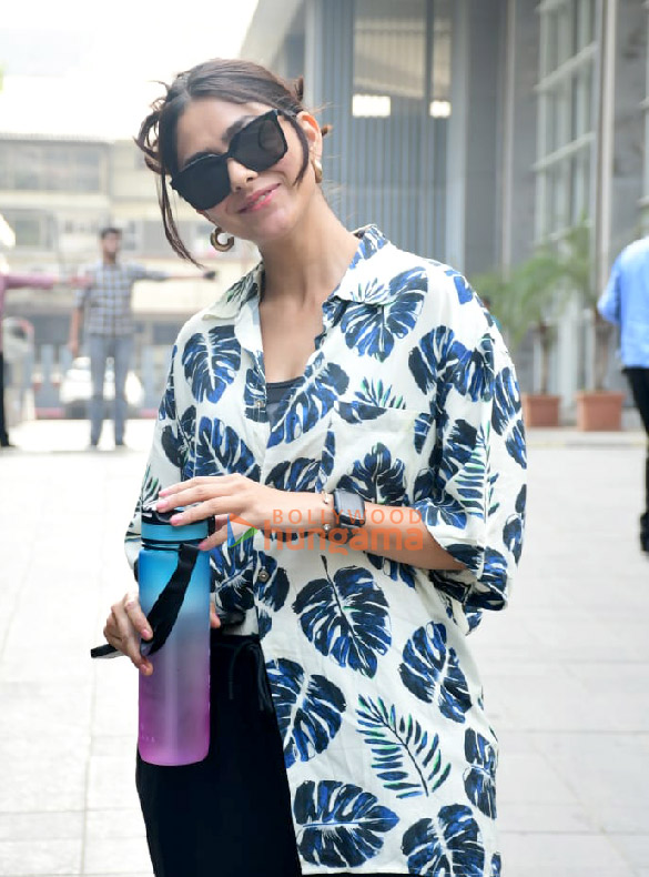 Photos: Mrunal Thakur snapped in Andheri Photos: Mrunal Thakur snapped in Andheri