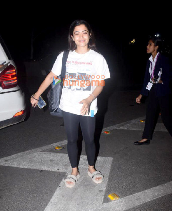 photos pooja hegde bhagyashree and others snapped at the airport 009 1