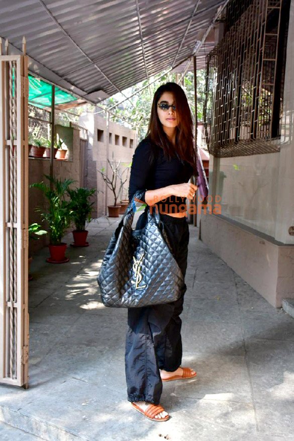 photos pooja hegde snapped outside a dubbing studio in bandra 6