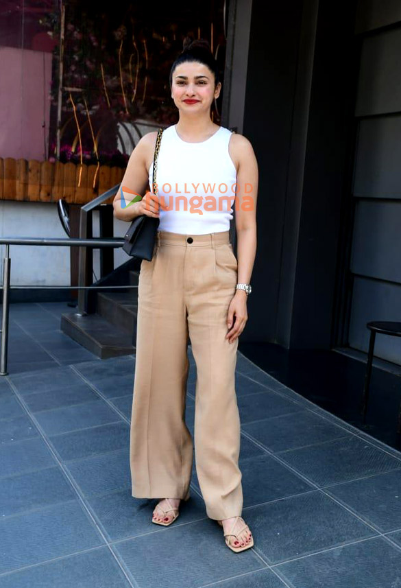 photos prachi desai snapped in juhu 1 2