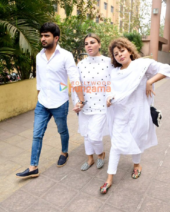 Photos: Rakhi Sawant snapped with her husband Adil Durhani at Cooper Hospital in Juhu | Parties & Events