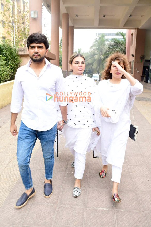 photos rakhi sawant snapped with her husband adil durhani at cooper hospital in juhu 5