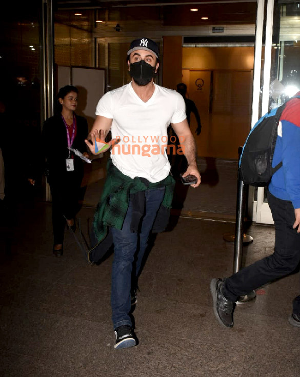 photos rakul preet singh kareena kapoor khan arbaaz khan and others snapped at the airport 1 2