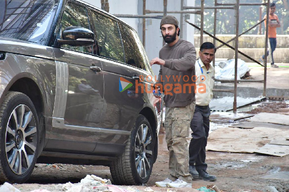 Photos: Ranbir Kapoor snapped at his new house in Bandra