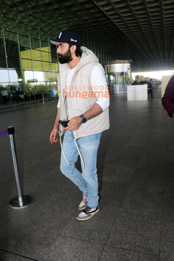 photos ranbir kapoor snapped at the airport 1 3