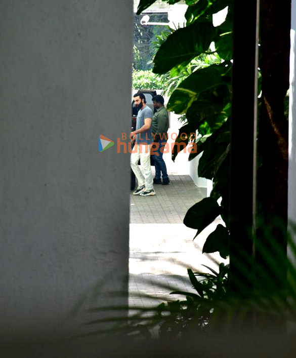 photos ranbir kapoor spotted at bandra 3