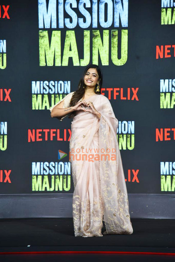 photos rashmika mandanna sidharth malhotra and others snapped at trailer launch of mission majnu 1221 1