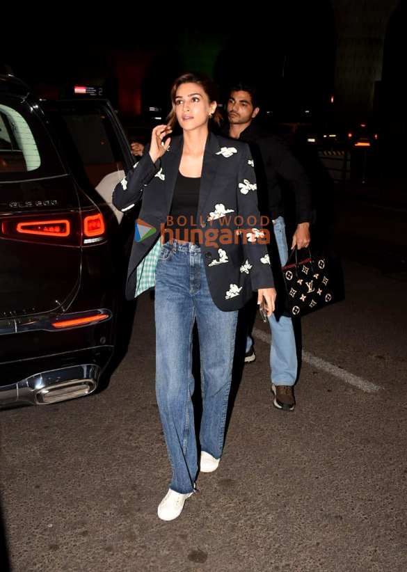 photos raveena tandon and kriti sanon snapped at the airport 1