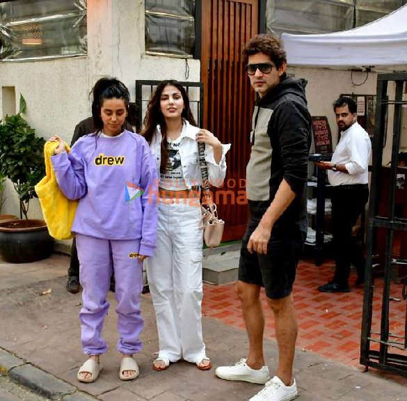 photos rhea chakraborty shibani dandekar and gaurav kapur snapped in bandra 4