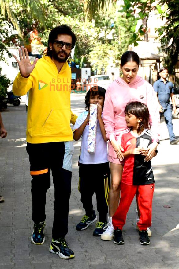 Photos: Riteish Deshmukh, Genelia D’Souza snapped with their kids in Juhu