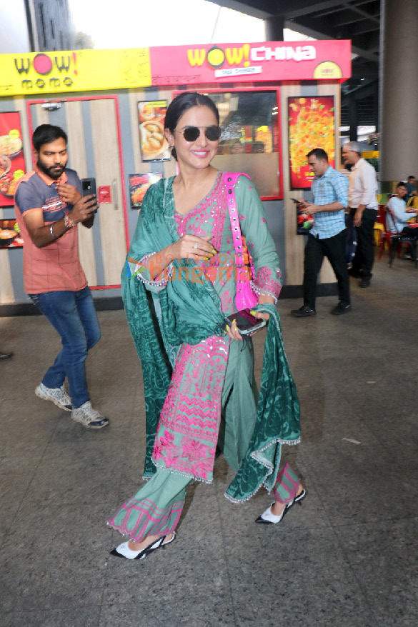 photos riteish deshmukh mrunal thakur samantha ruth prabhu and others snapped at the airport 11 1