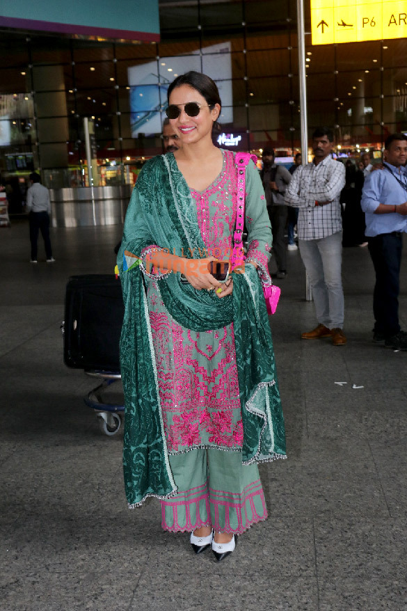 photos riteish deshmukh mrunal thakur samantha ruth prabhu and others snapped at the airport 11 2