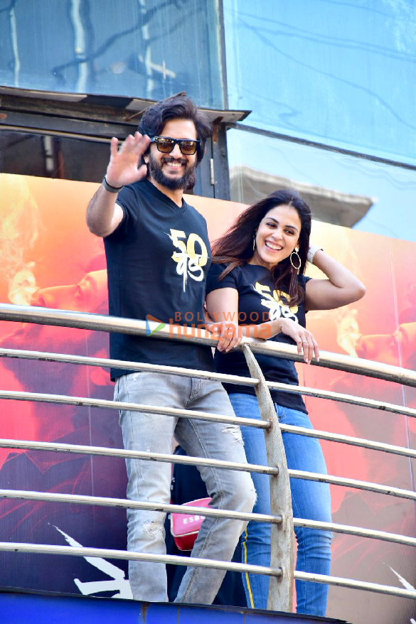 Photos: Riteish Deshmukh and Genelia D’Souza snapped waving to the audience at MovieMax, Sion Photos: Riteish Deshmukh and Genelia D’Souza snapped waving to the audience at MovieMax, Sion