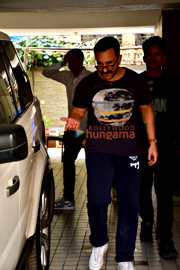photos saif ali khan snapped at a dubbing studio in khar 2 3