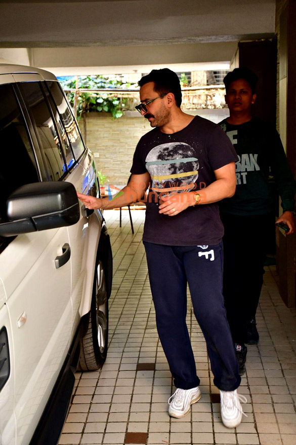 Photos: Saif Ali Khan snapped at a dubbing studio in Khar Photos: Saif Ali Khan snapped at a dubbing studio in Khar