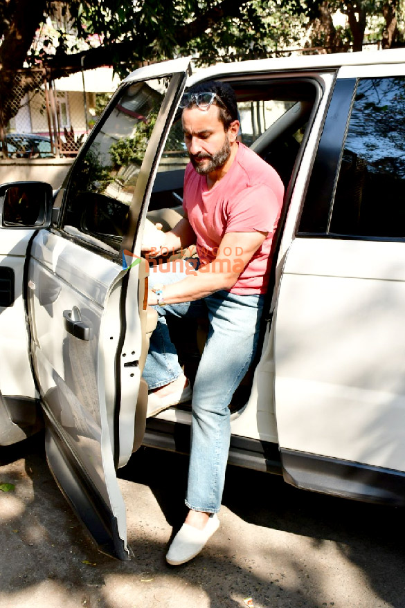 photos saif ali khan spotted at a dubbing studio 2