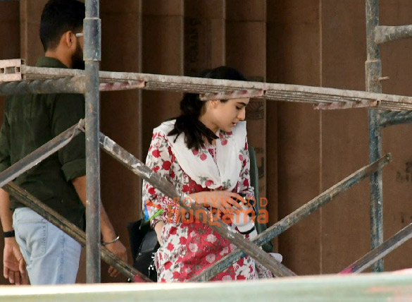photos sara ali khan and amrita singh snapped searching for a new office in the city 1