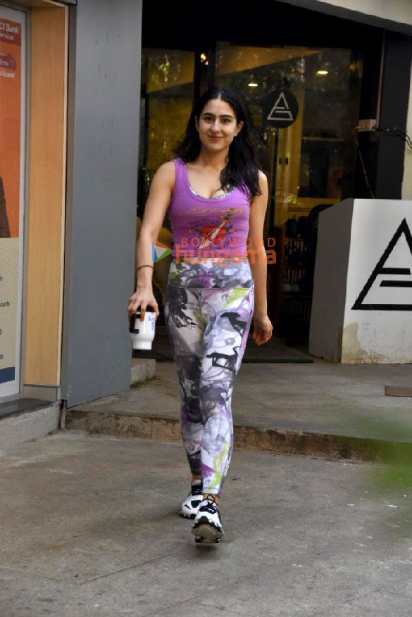 photos sara ali khan spotted outside the gym in bandra 3