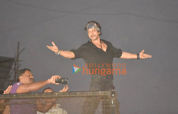 photos shah rukh khan meets fans outside his residence in bandra 4