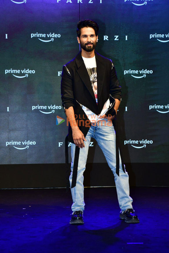 photos shahid kapoor vijay sethupathi and others attend the trailer launch of amazon prime video series farzi more 1