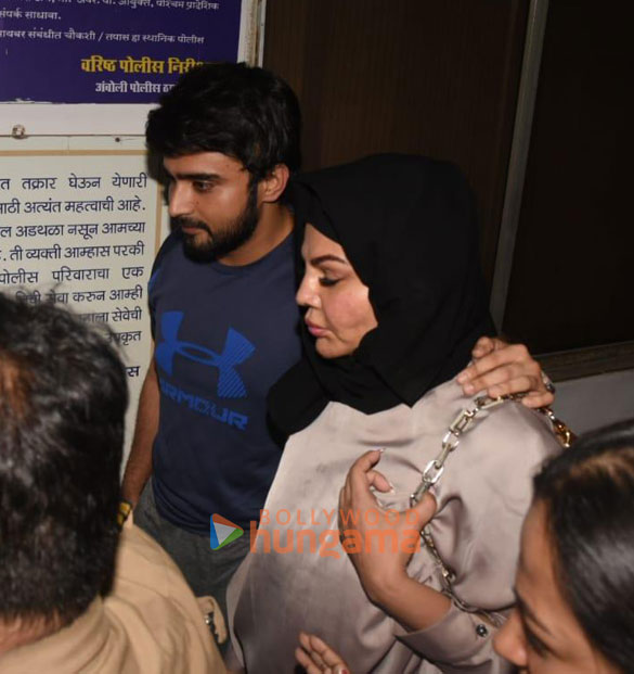 photos sherlyn chopra and rakhi sawant snapped at the police station 3