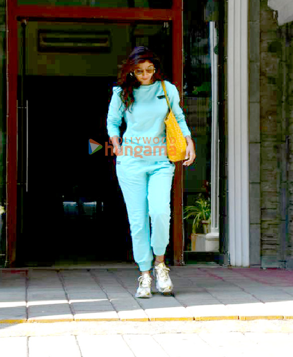 photos shilpa shetty spotted at a dental clinic in khar 2