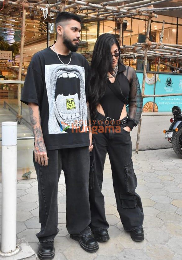 photos shruti haasan snapped with her boyfriend at food mall 3
