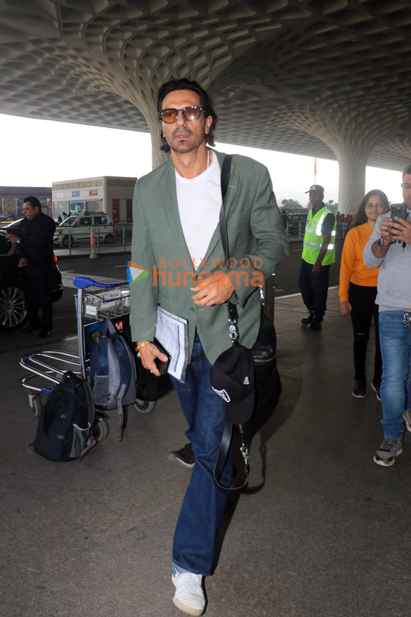 photos sidharth malhotra disha patani anil kapoor and others snapped at the airport