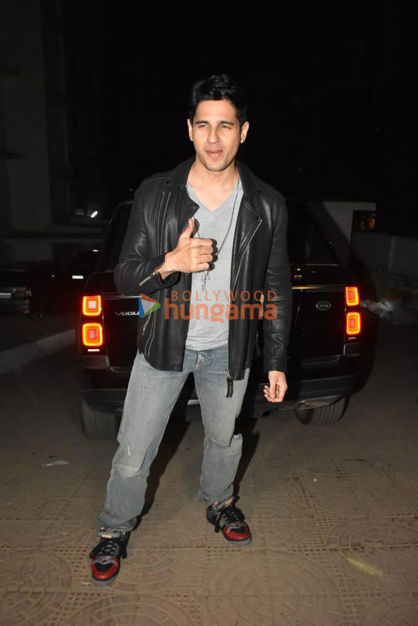 photos sidharth malhotra celebrates his birthday with media at his residence in bandra 4