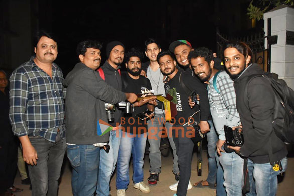 Photos: Sidharth Malhotra celebrates his birthday with media at his residence in Bandra Photos: Sidharth Malhotra celebrates his birthday with media at his residence in Bandra