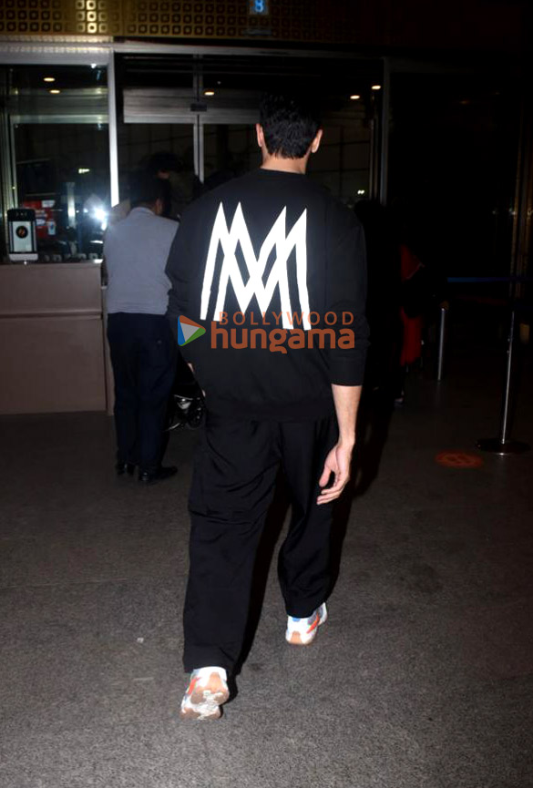 photos sidharth malhotra snapped at the airport 1 2