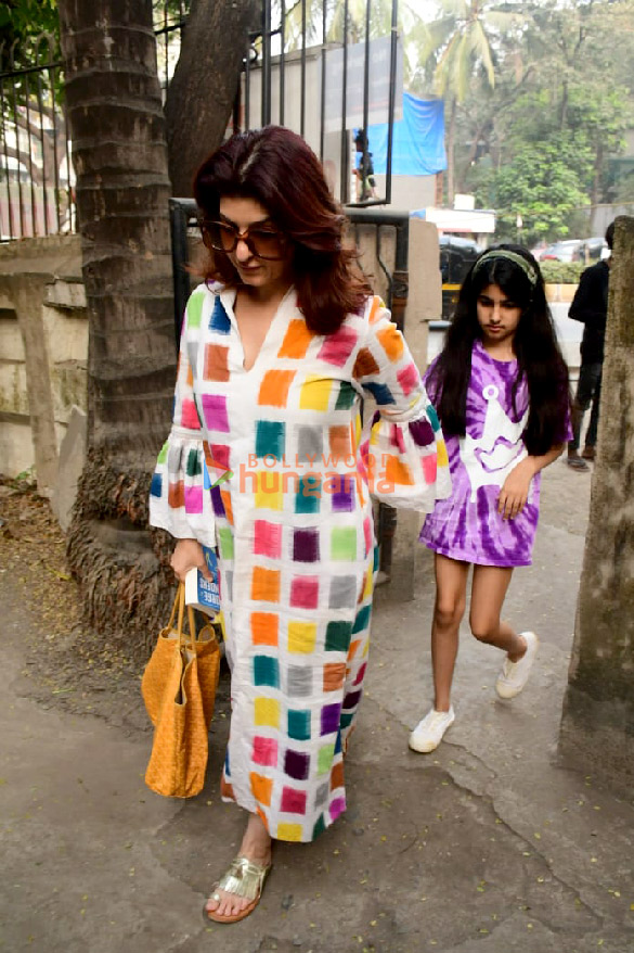 Photos: Twinkle Khanna snapped with her daughter Nitara Kumar in Juhu