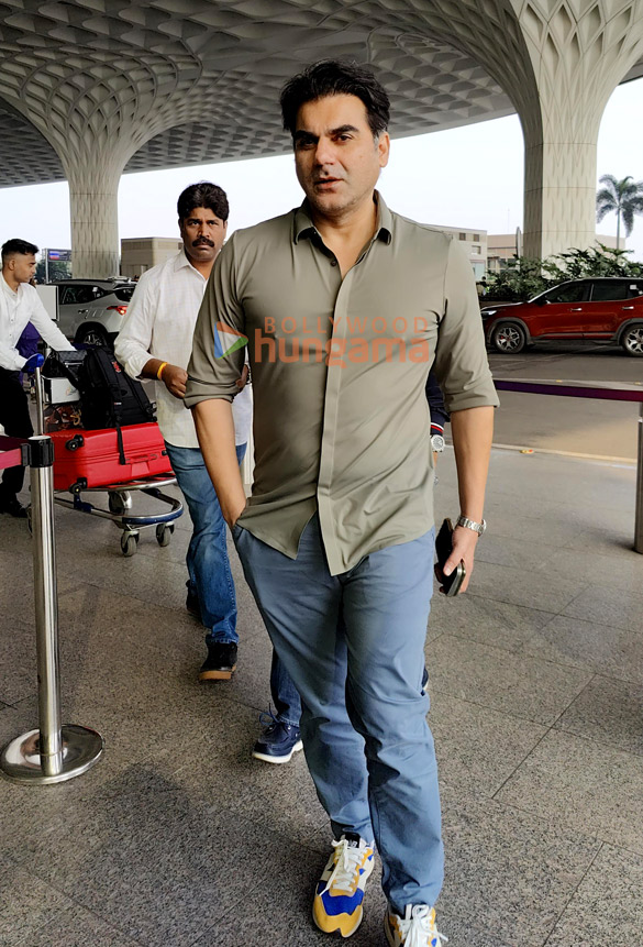 photos uorfi javed mrunal thakur and arbaaz khan snapped at the airport 3