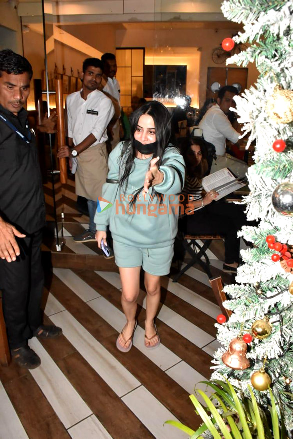 photos uorfi javed snapped at farmers cafe in bandra 3