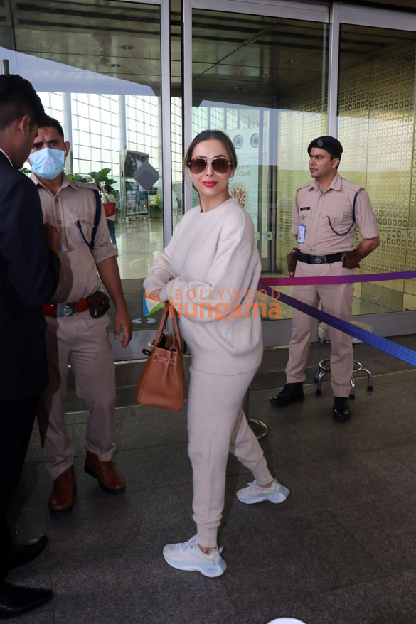 photos urvashi rautela malaika arora amrita rao and others snapped at the airport 3