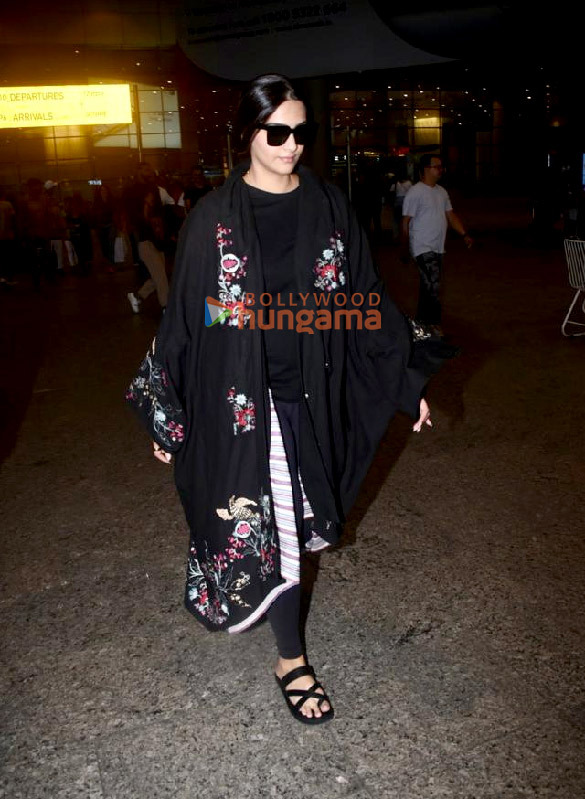 photos urvashi rautela malaika arora amrita rao and others snapped at the airport4 4