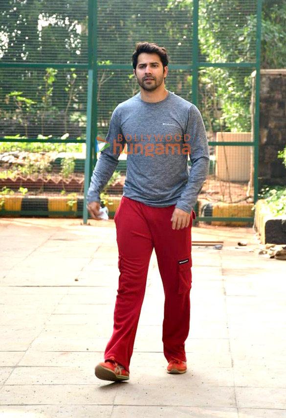 photos varun dawan snapped in juhu 5