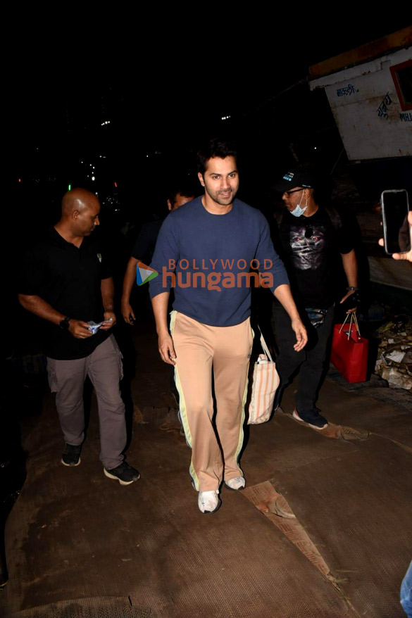 photos varun dhawan snapped at versova jetty 4