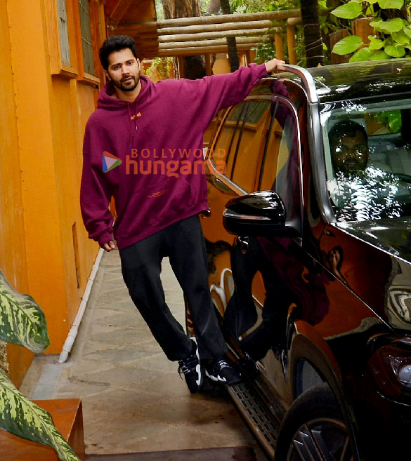 Photos: Varun Dhawan snapped outside a dance class in Juhu Photos: Varun Dhawan snapped outside a dance class in Juhu