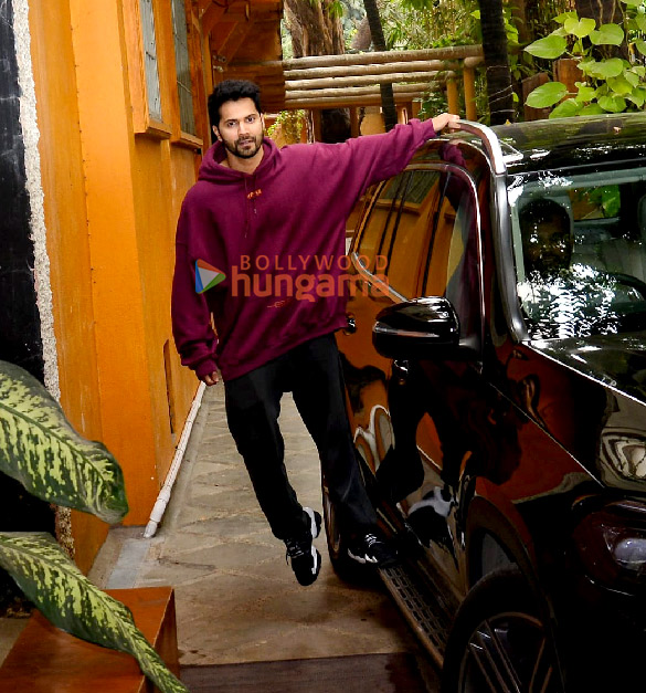 photos varun dhawan snapped outside a dance class in juhu 2