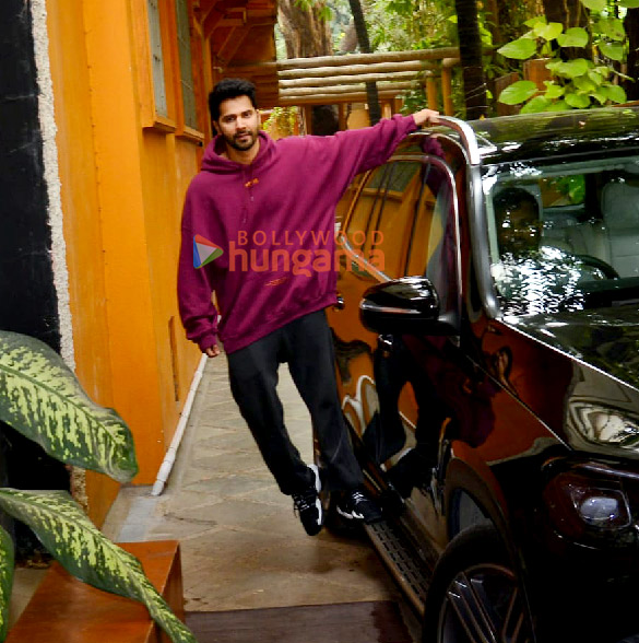 photos varun dhawan snapped outside a dance class in juhu 4