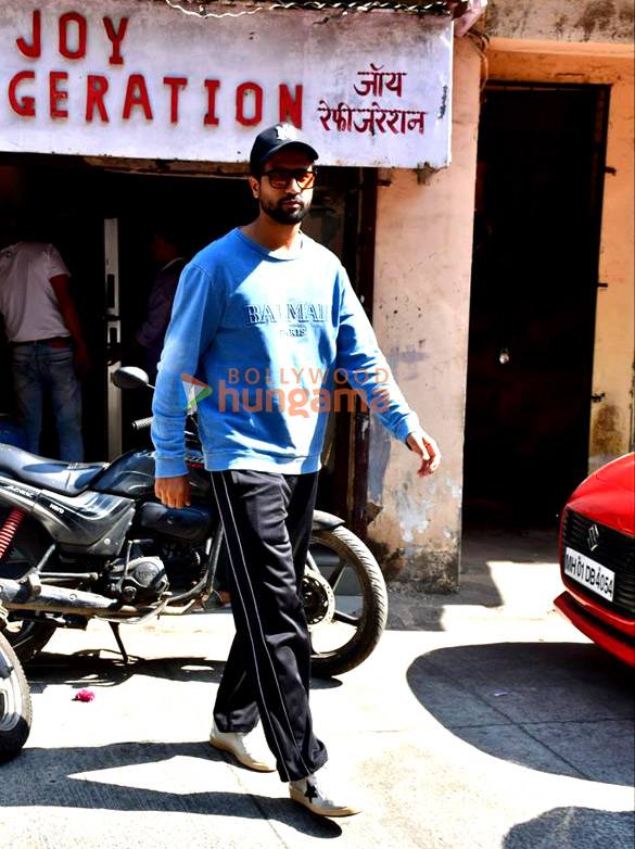photos vicky kaushal spotted in bandra 5