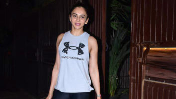 Rakul Preet Singh has a small chit-chat with paps as she gets clicked in the city