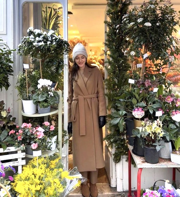 Shanaya Kapoor takes over the streets of Paris dressed in brown trench coat and cigarette pants; offers a glimpse of her Parisian holiday, which includes flowers and hot chocolate 