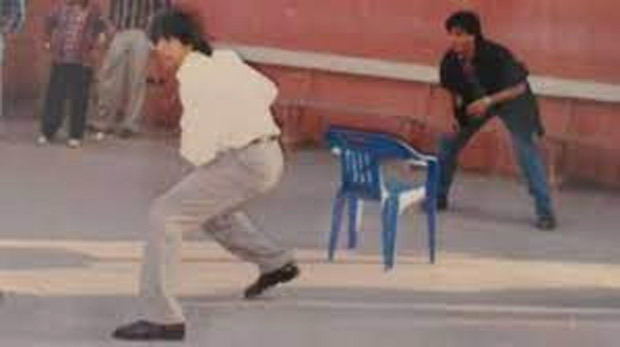 This throwback picture of Shah Rukh Khan and Akshay Kumar playing cricket on the sets of Dil to Pagal Hai is going viral