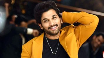 Allu Arjun fans go crazy as Pushpa star greets a huge crowd, waves at them, blows kisses, watch 