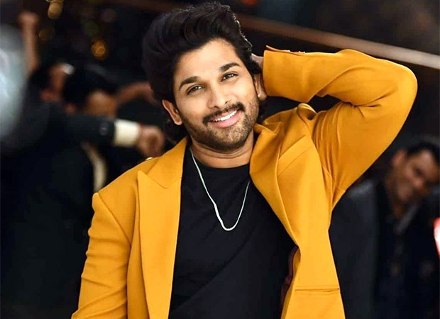 Allu Arjun fans go crazy as Pushpa star greets a huge crowd, waves at them, blows kisses, watch 