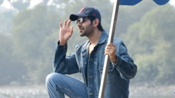 Kartik Aaryan does the ‘Titanic’ pose at Versova as he travels through a jetty