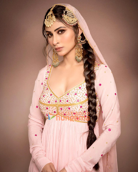 mouni roy 1 209