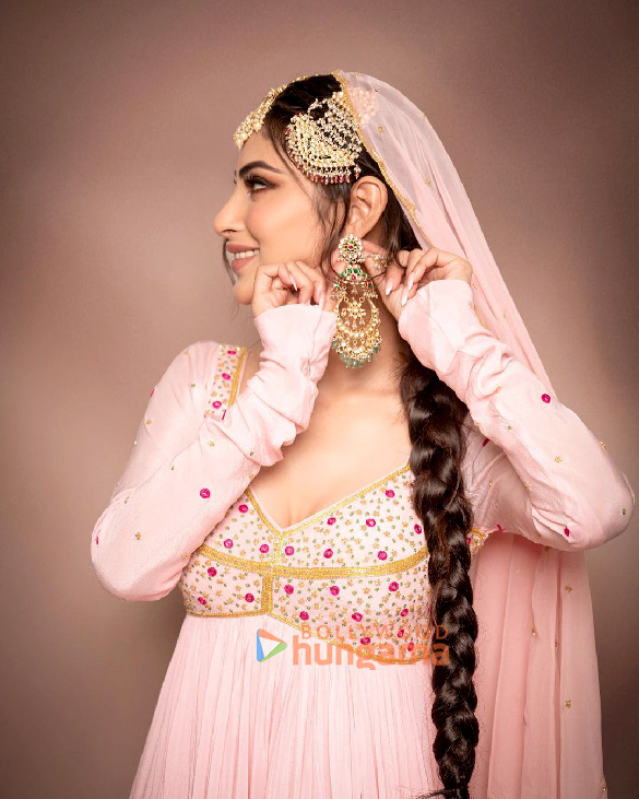 mouni roy 5 85